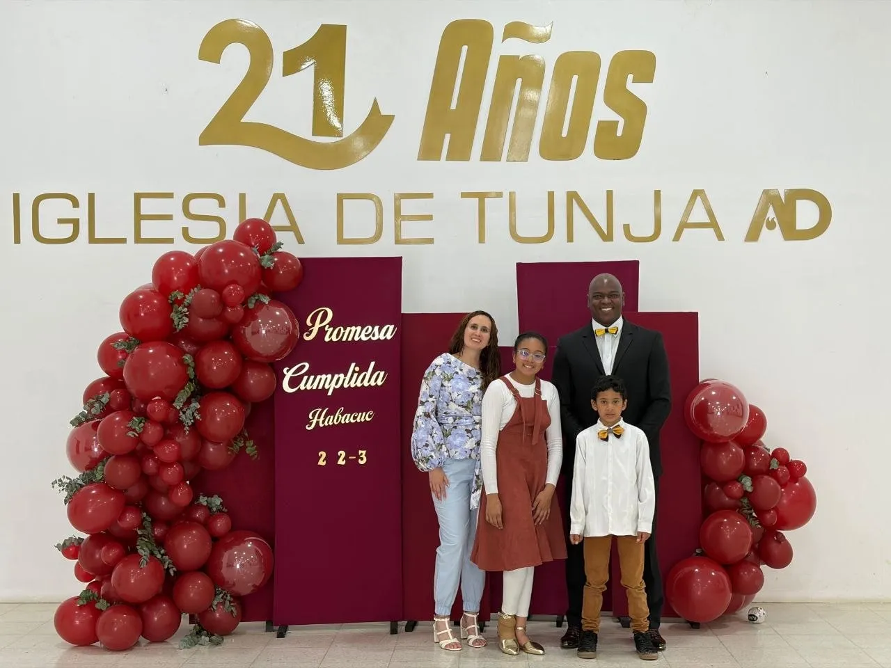 Familia de la Iglesia de Tunja durante la celebración de 21 años de la congregación