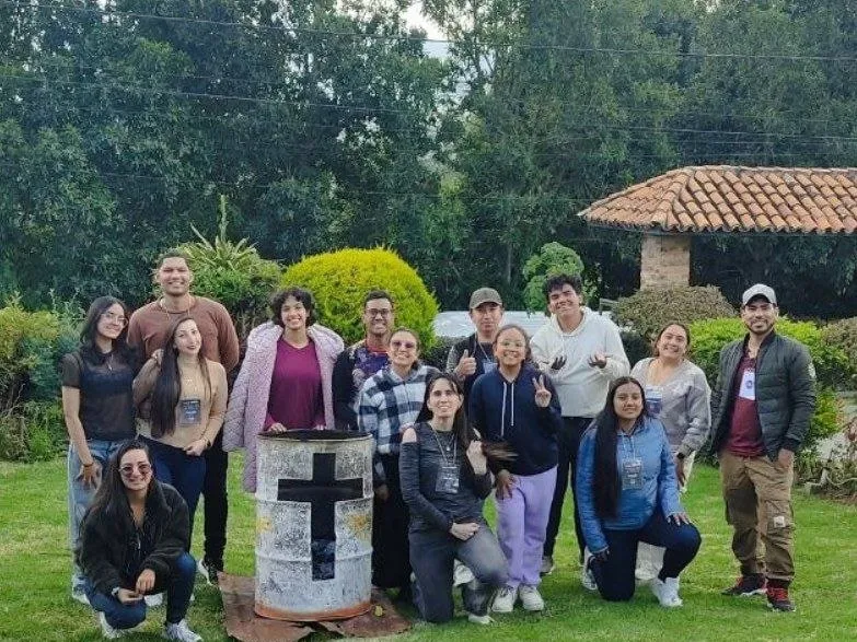 Grupo de jóvenes de la Iglesia de Tunja en una actividad al aire libre